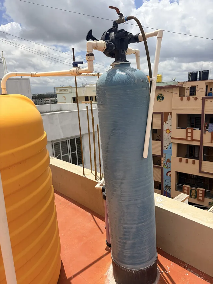 Ablandador de agua instalado en una terraza