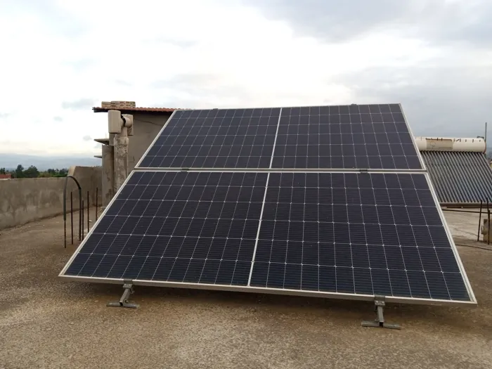 Paneles solares sobre estructura de piso